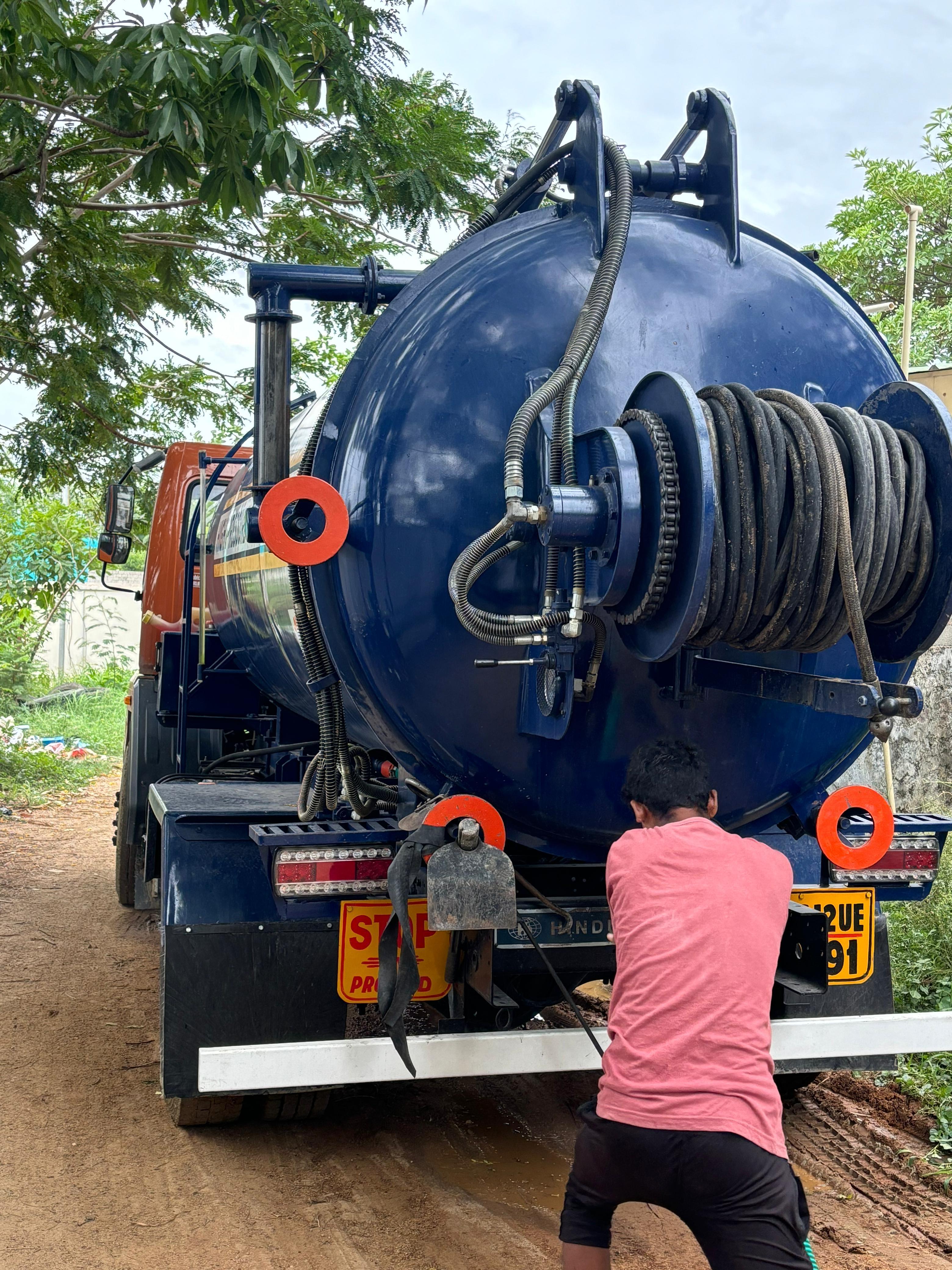 Septic tank cleaning service